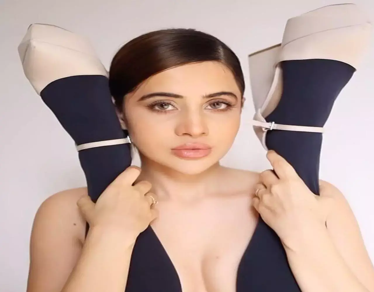 Urfi Javed Video: तौबा तौबा ये क्या...किसकी टांगों से उर्फी जावेद ने छुपाया अपना गोरा बदन, VIDEO हुआ जमकर वायरल