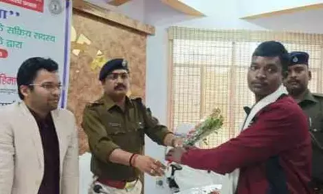 Jharkhand News: झारखंड में एक और नक्सली ने किया सरेंडर, लातेहार पुलिस के सामने जितेंद्र नगेसिया ने डाले हथियार