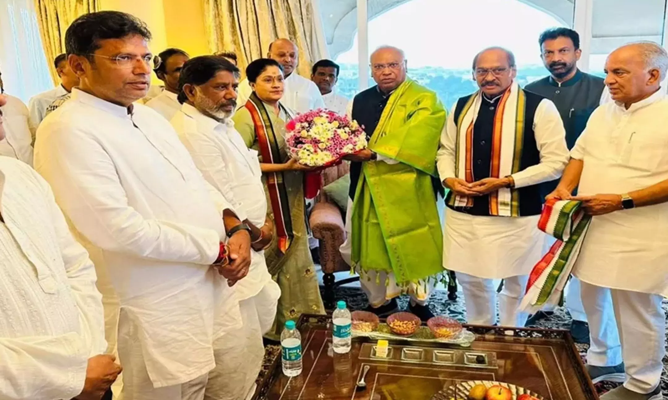 Telangana Election News: कांग्रेस में शामिल होने के एक दिन बाद, अभिनेत्री विजयशांति बनीं तेलंगाना चुनाव समन्वयक Telangana Election News: कांग्रेस में शामिल होने के एक दिन बाद, अभिनेत्री विजयशांति बनीं तेलंगाना चुनाव समन्वयक