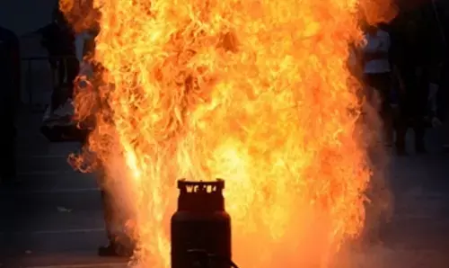 Mumbai News: मुंबई के बांद्रा में सिलेंडर में हुआ भयंकर ब्लास्ट, 8 लोग घायल