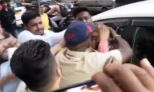 Maharashtra News: NCP कार्यकर्ताओं ने शरद पवार का फर्जी OBC प्रमाणपत्र पेश करने वाले व्यक्ति के चेहरे पर पोती कालिख