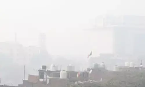 Delhi News : दिल्ली में एक्यूआई गिरकर खराब श्रेणी में पहुंचा