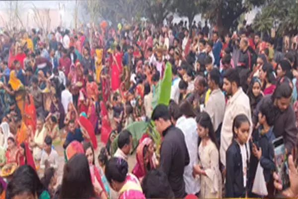 Chhath Puja: उगते सूर्य को अर्घ्य देने के साथ शांतिपूर्वक संपन्न हुआ छठ महापर्व