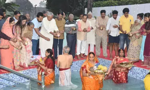 Chhath Puja: CM नीतीश ने परिवार के करीबी सदस्यों के साथ उदीयमान भगवान भास्कर को अर्पित किया अर्घ्य