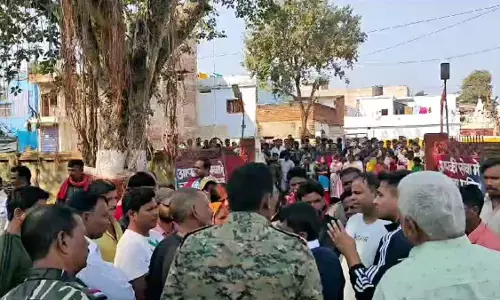 संदिग्ध स्थिति में मिला नाबालिग आदिवासी लड़की का शव, दुष्कर्म के बाद हत्या की आशंका, विरोध में लोगों ने घेरा थाना