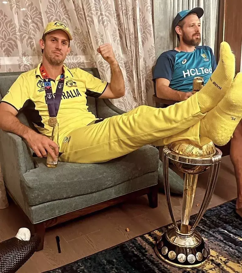 World Cup Trophy Vivad: पांव के नीचे विश्व कप ट्रॉफी को लेकर छिड़ी बहस