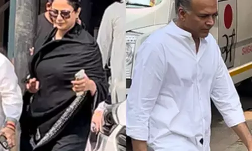 Sanjay Gadhvis Funeral: धूम निर्देशक संजय गढ़वी के अंतिम संस्कार में पहुंचे तब्बू, आशुतोष गोवारिकर...
