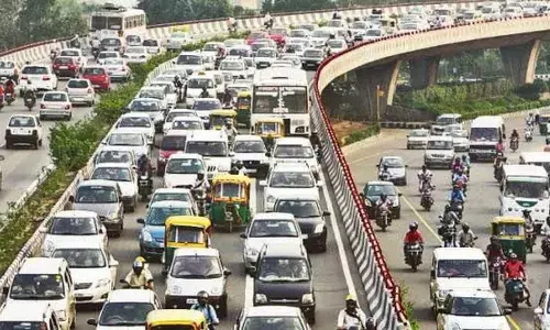 Delhi Weather AQI: सुबह और शाम शुरू हुई हल्की ठंड, पारा भी गिरा, प्रदूषण के खतरनाक स्तर पर पहुंचने की संभावना