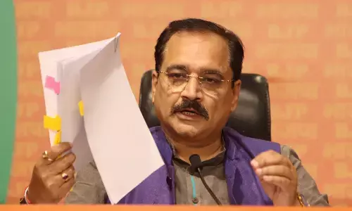 Delhi News: दिल्ली भाजपा अध्यक्ष ने AAP सरकार पर लगाया गंभीर आरोप, कहा- ग्रामीणों को धमकाना बंद करे दिल्ली सरकार