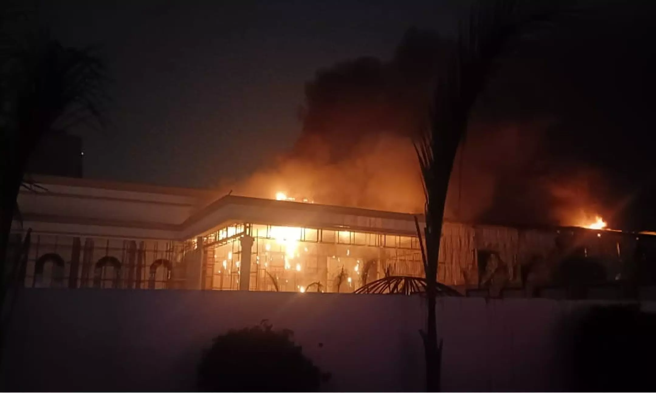 Noida Fire News: नोएडा के बैंक्वेट हॉल में भीषण आग, आसपास के इलाके को कराया जा रहा खाली