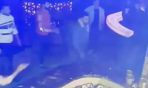 Ghaziabad News: गाजियाबाद के ब्लू कैफे में हथियारों से लैस बदमाशों ने कैफे में बाउंसर को पीटा, वारदात CCTV में कैद