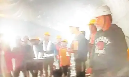 Uttarkashi Rescue Operation: उत्तरकाशी टनल में फंसे मजदूरों की सामने आई पहली तस्वीर, सभी 41 श्रमिक सुरक्षित, देखें वीडियो