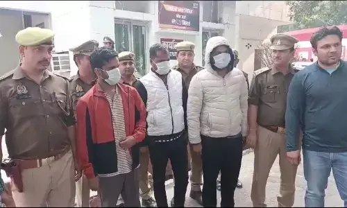 Noida Crime News: फ्लिपकार्ट के लिफाफे में गांजा और चरस रखकर तस्करी करने वाली महिला समेत 4 गिरफ्तार
