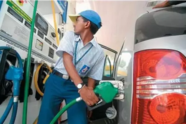 Petrol Diesel Prices Today 16 February 2024: पेट्रोल-डीजल की नई कीमतें जारी, इन शहरों में सस्ता हुआ तेल