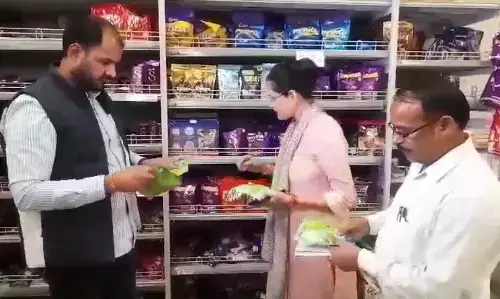 Halal-Certified Products: हलाल-सर्टिफाइड प्रोडक्ट की तलाश में गाजियाबाद में खाद्य विभाग की छापेमारी जारी, मॉल से भारी मात्रा में बरामद किया मीट