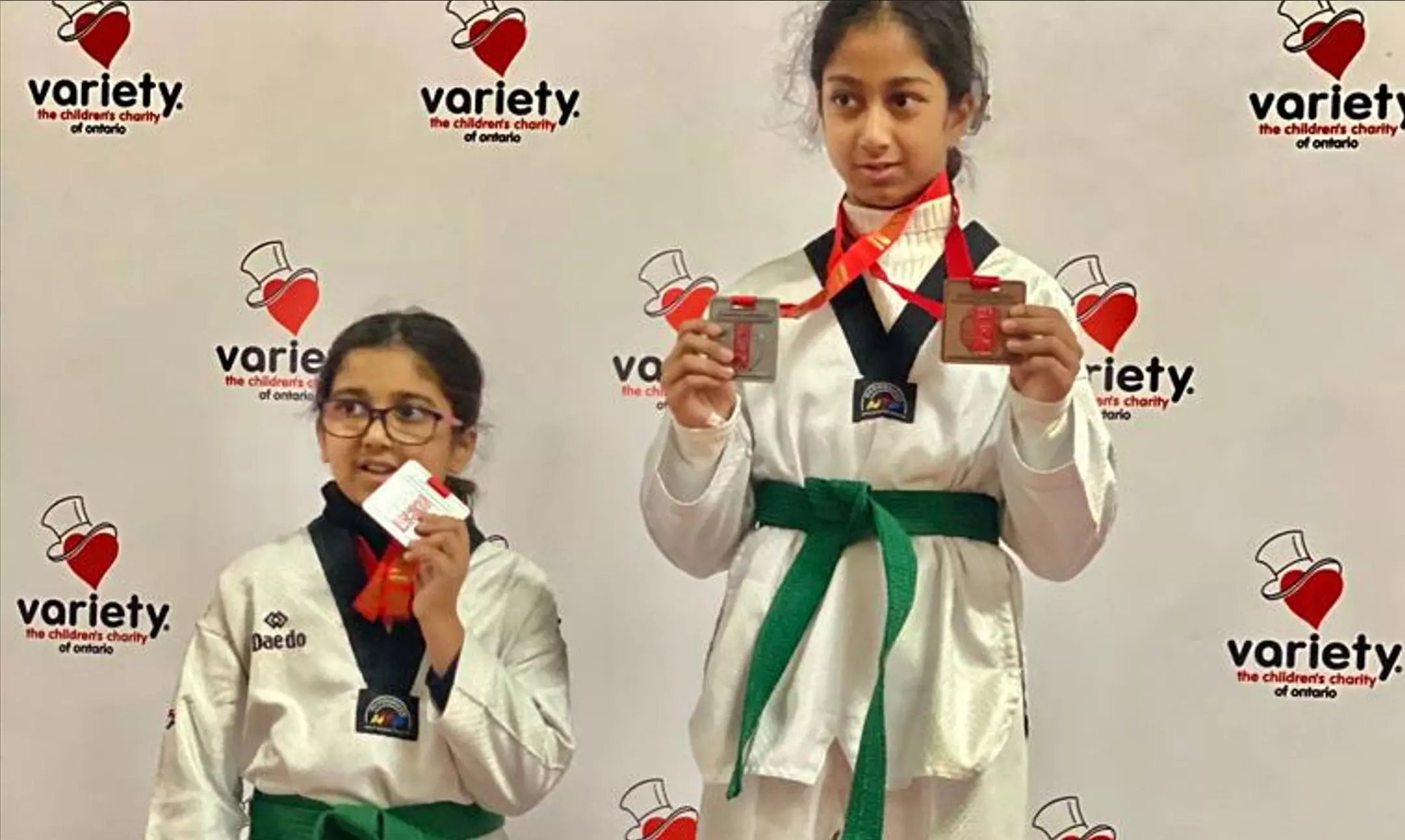 Canada Open Taekwondo 2023: कनाडा ओपन ताइक्वांडो चैंपियनशिप के अंडर-10 वर्ग में आलिया शैलेन्द्र, अमायरा शैलेन्द्र ने रजत पदक जीते Canada Open Taekwondo 2023: कनाडा ओपन ताइक्वांडो चैंपियनशिप के अंडर-10 वर्ग में आलिया शैलेन्द्र, अमायरा शैलेन्द्र ने रजत पदक जीते