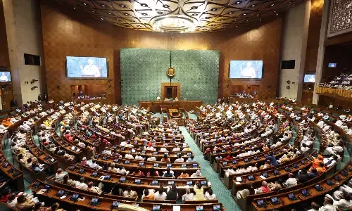 Mahua Moitra: महुआ मोइत्रा केस के बाद नियम में बदलाव, अब संसदीय वेबसाइट का पासवर्ड शेयर नहीं कर पाएंगे सांसद