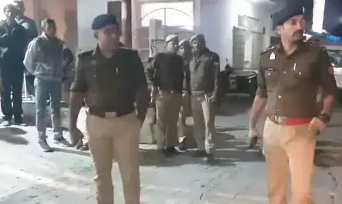 Meerut News: होर्डिंग लगाने के दौरान हाइटेंशन तार की चपेट में आने से 2 लोगों की मौत
