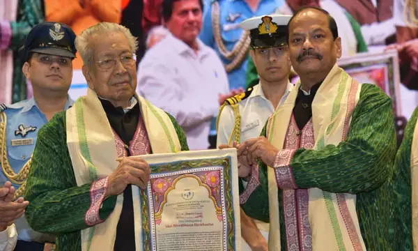 राज्यपाल हरिचंदन को कलिंग इंस्टिट्यूट ऑफ़ सोशल साइंस से डी लिट की मानद उपाधि, ओडिशा के राज्यपाल ने किया सम्मानित