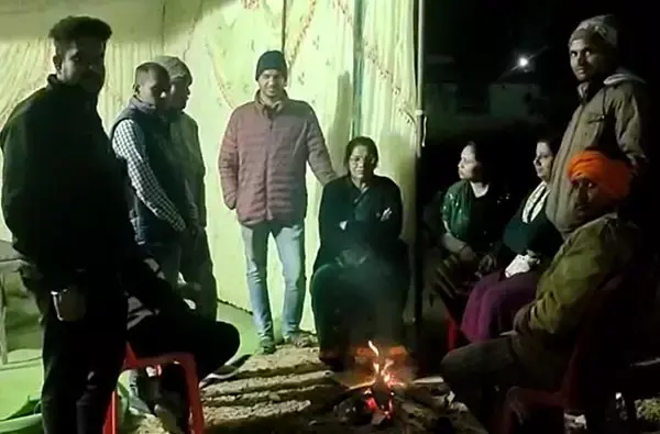 Manendragarh News: स्‍ट्रांग रुम की पहरेदारी: हौसला बढ़ाने आधी रात को कार्यकर्ताओं के बीच पहुंचीं प्रत्‍याशी, देखें वीडियो