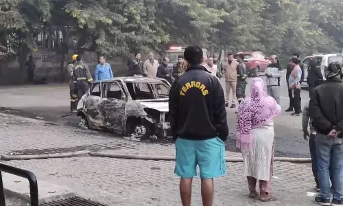 Noida News: कार में लगी आग में जिंदा जल गए दो दोस्त, अचानक से आग का गोला बन गई थी गाड़ी