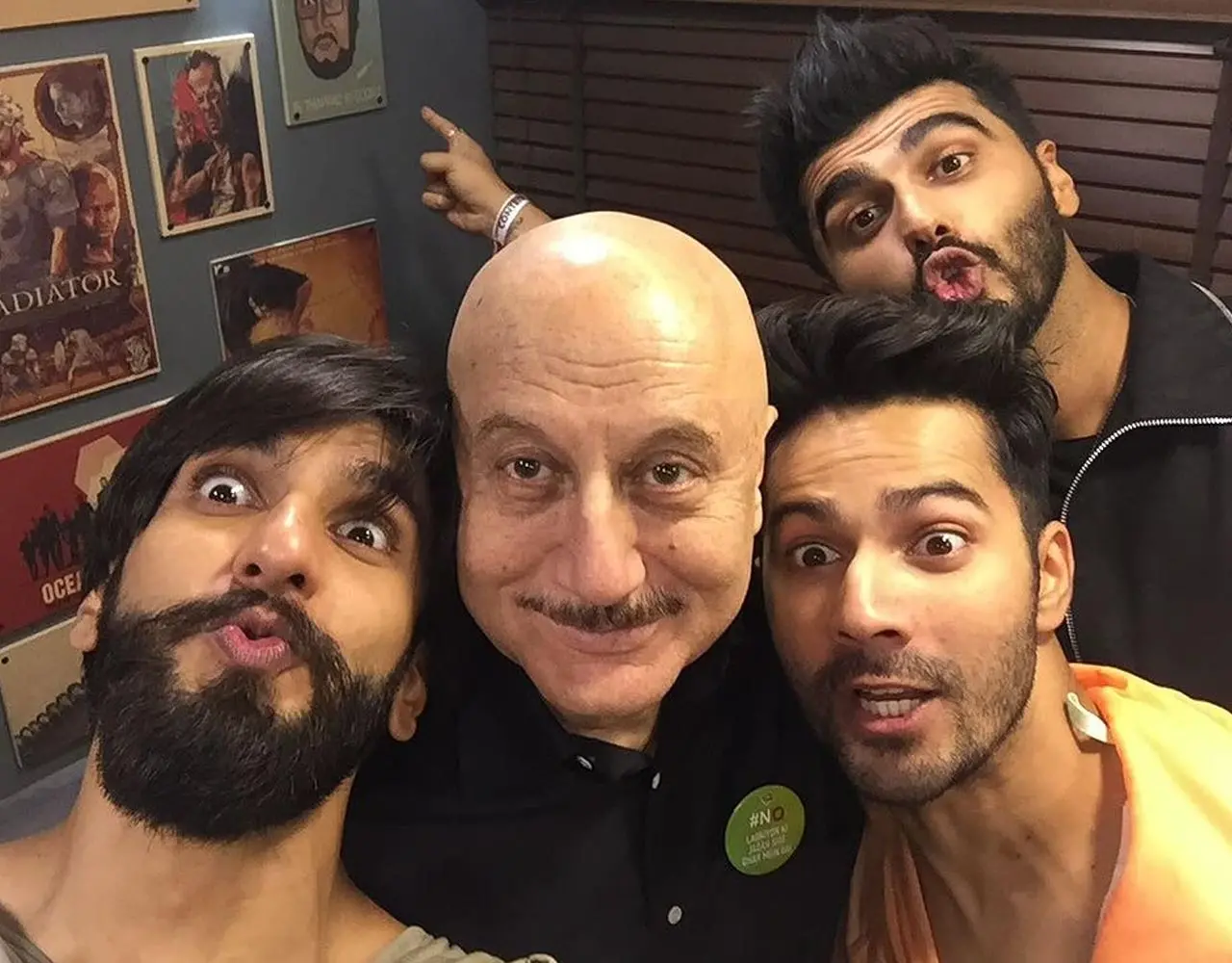 Bollywood News: वरुण, रणवीर, अर्जुन के साथ पोज देते हुए अनुपम को पड़ोसन की याद आई...