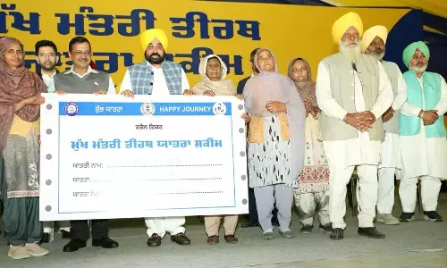 Mukhyamantri Tirth Yatra Yojana: प्रकाश पर्व पर पंजाब में शुरू हुई मुख्यमंत्री तीर्थ यात्रा योजना, केजरीवाल बोले- पिछली सरकारें खा जाती थी ये पैसा