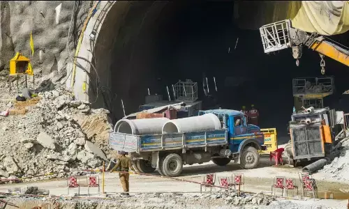 Uttarkashi Tunnel Rescue Update: उत्तरकाशी टनल हादसा, मैनुअल ड्रिलिंग में 52 मीटर तक डाला गया पाइप, जल्द बाहर आएंगे मजदूर
