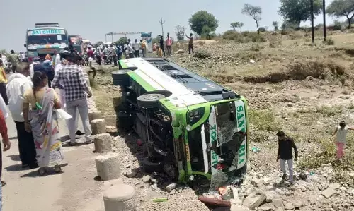 Bus Accident: मंदसौर से जा रही बस पुलिया से पलटी, एक की मौत, कई गंभीर, घायलों को ट्रक में अस्पताल पहुंचाया
