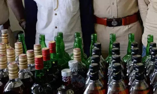 Bihar News: बिहार में पुलिस स्टेशन के अंदर शराब की बोतलें रखने के आरोप में दो पुलिसकर्मी गिरफ्तार