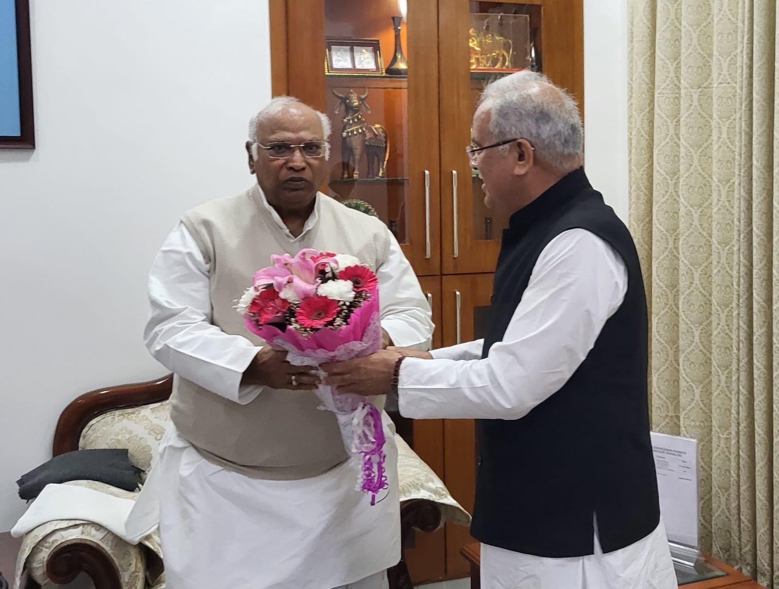 CM Bhupesh Delhi visit: सोनिया- राहुल से मिले सीएम भूपेश: यह है सीएम के दिल्‍ली दौरे की असली वजह, खड़गे से मुलाकात के बाद कही यह बात...