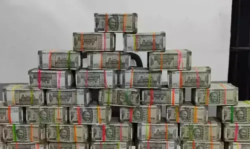 Telangana Election 2023: तेलंगाना चुनाव से पहले धांधली, लाखों रुपये कैश के साथ पकड़ा गया एक्साइज इंस्पेक्टर, निलंबित