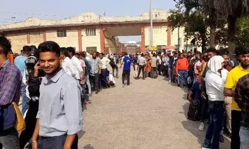 IND vs AUS T20: टिकट के लिए भड़के लोग, बोले-टिकट की लाइन लोकल ट्रेन की तरह, पैसे भी दिए और घंटो धूप में भी खड़े