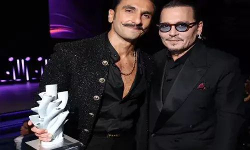 Ranveer Singh honoured by Sharon Stone: रेड सी फिल्म फेस्टिवल में शेरोन स्टोन ने किया रणवीर को सम्मानित, जाॅनी डेप के साथ करते नज़र आए ट्विनिंग...