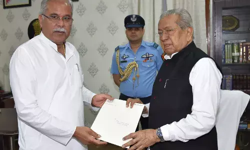 Chhattisgarh News: भूपेश बघेल ने स्वीकारी हार, राज्यपाल को सौंपा इस्तीफा, देखें फोटो और वीडियो