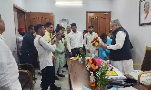 Dr. Raman Singh: मौलश्री में BJP विधायकों का मजमा: देखें फोटो और वीडियो-पूर्व सीएम डॉ. रमन के बंगले पहुंचे नवनिर्वाचित विधायक