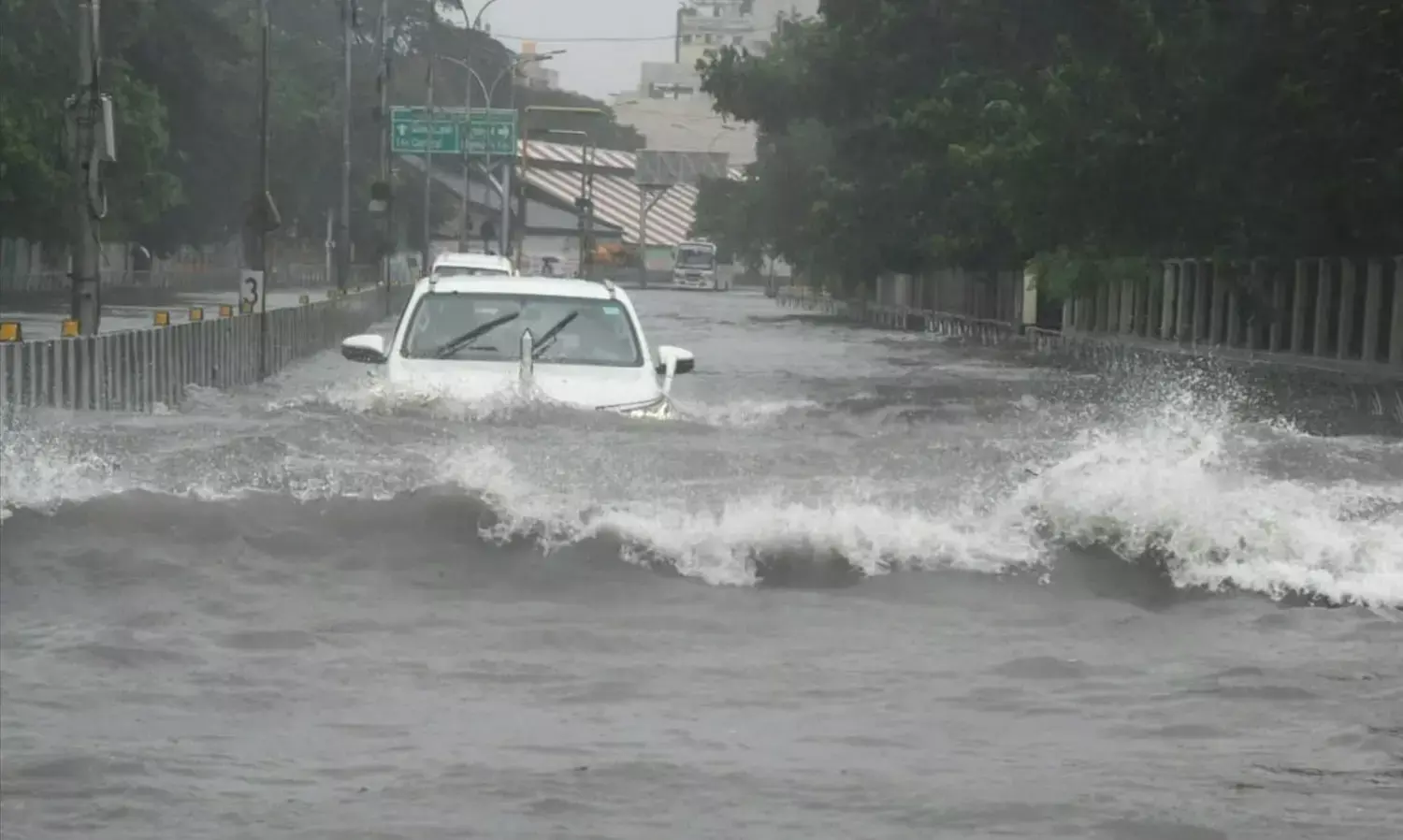 Cyclone Michaung News : तमिलनाडु और आंध्र प्रदेश में चक्रवाती तूफान मिचौंग ने मचाई तबाही, अब तक 5 लोगों की मौत, फ्लाइट्स कैंसिल