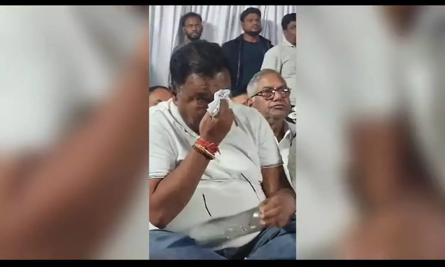 Congress Leader Crying Video: हार के बाद फूट-फूटकर रोए कांग्रेस प्रत्याशी, Video वायरल