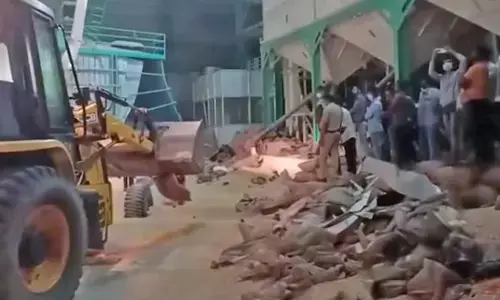 Karnataka News Hindi: कर्नाटक में बड़ा हादसा, गोदाम में अचानक गिरीं अनाज की बोरियां, 10 मजदूर दबे