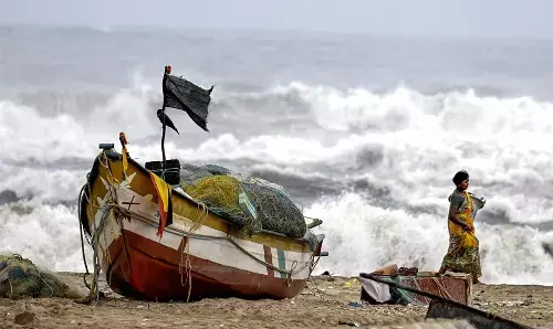 Cyclone Michaung Updates: आंध्र तट के पास Cyclone Michaung का लैंडफॉल जारी, 200 से ज्यादा ट्रेनें रद्द
