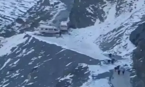 Jammu & Kashmir Accident: जम्मू-कश्मीर में दर्दनाक हादसा, गहरी खाई में जा गिरी कैब, 7 पर्यटकों की मौत