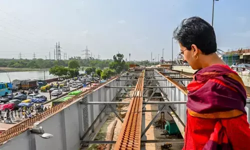 Delhi News: आतिशी ने आनंद विहार फ्लाईओवर का काम समय पर पूरा करने का अल्टीमेटम दिया