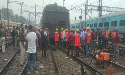 West Bengal News : हावड़ा में टिकियापारा के पास बागनान-हावड़ा लोकल ट्रेन पटरी से उतरी, यात्रियों की बढ़ी परेशानी