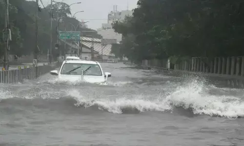 Cyclone Michaung: तमिलनाडु-आंध्र प्रदेश में तबाही मचाने के बाद कमजोर पड़ा चक्रवात मिचौंग, 17 लोगों की मौत