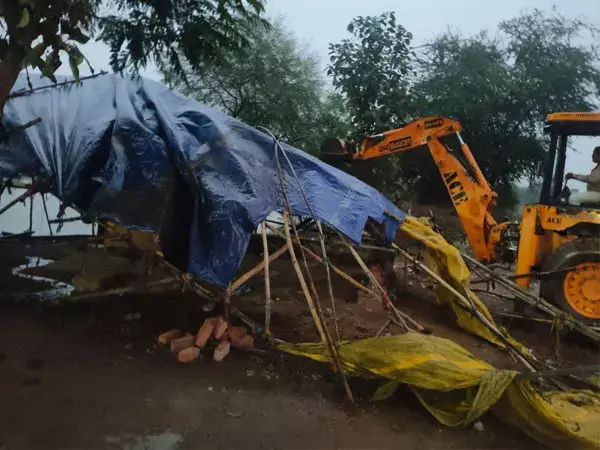 Durg News: बरसते पानी में निगम व पुलिस के द्वारा शराब दुकानों के पास बने चखना सेंटरों में चला बुलडोजर, चखना सेंटर ध्वस्त...