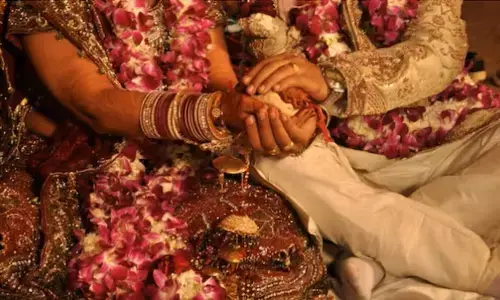 Chandauli Crime News: उत्तर प्रदेश के चंदौली ने DJ बजाने को लेकर विवाद, बाराती-साराती में होने लगी फायरिंग, 3 को लगी गोलियां