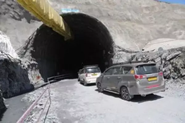 Zojila Pass: वाहन खाई में गिरने से 5 की मौत, एक हफ्ते में दूसरी ऐसी घटना...