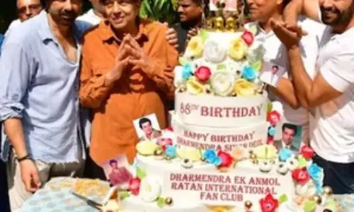 Dharmendra 88th Birthday: धर्मेंद्र ने फैन्स के साथ मनाया 88वां जन्मदिन, केक कटते हुआ VIDEO वायरल, देखिए ...
