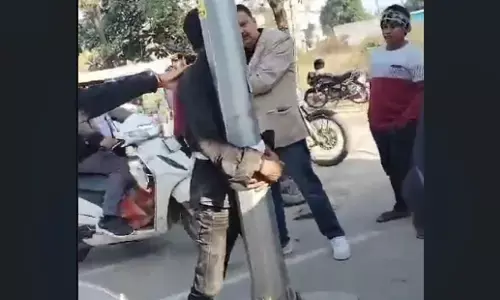 Saharanpur Crime News: सहारनपुर में चोरी के शक में युवक की खंभे से बांधकर पिटाई, एक गिरफ्तार