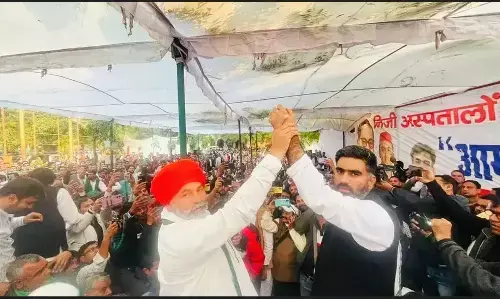 Atul Pradhan News: सपा MLA अतुल प्रधान के आमरण अनशन में पहुंचे राकेश टिकैत, जानिए क्या है पूरा मामला